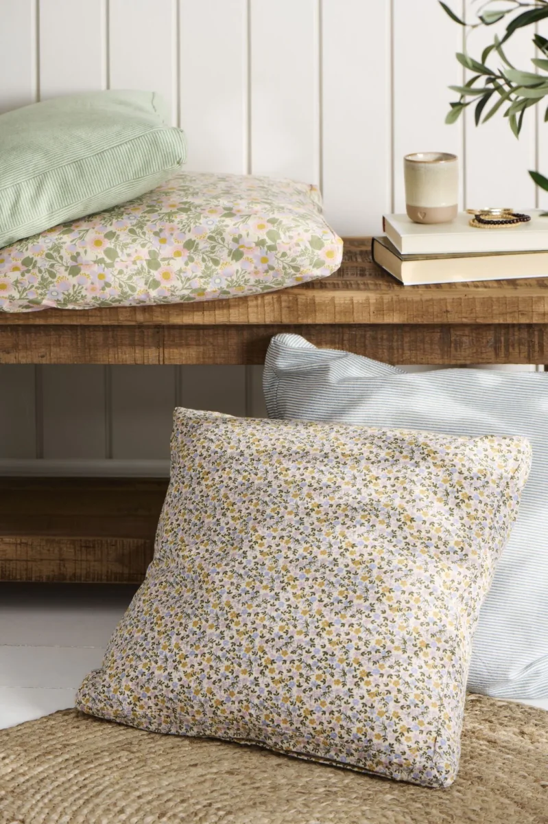 Boxkissenbezug Line mit bunten kleinen Blumen – Bild 4