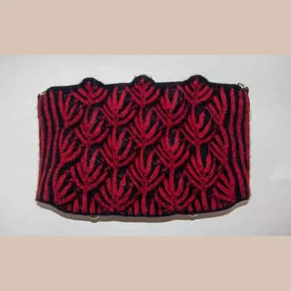 Fertiges: Tasche „Rote Tannenzweige“/ StrickStrand – schwarz und rot – Schulterriemen – 36 cm groß – Bild 4