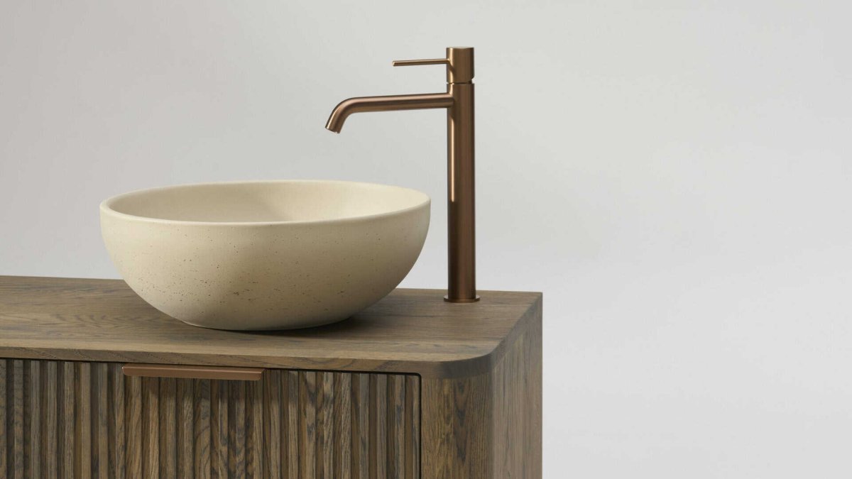 Vernazza Badmöbel 140 cm – massive Dunkeleiche mit mattweißem Solid Surface-Doppelwaschtisch – Bild 4