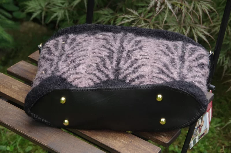 Fertiges: Tasche „Straußenfeder“/ StrickStrand – Rosa/Schwarz – Schulterriemen – 34 cm groß – Bild 4